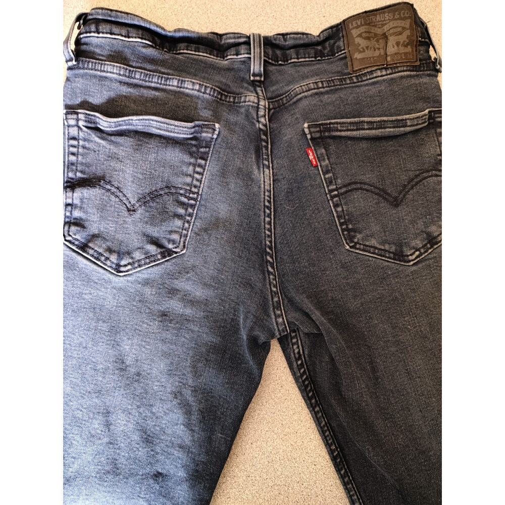 Preowned Mens Levis 514 black tag Strait leg jeans 33x34 in very good condition